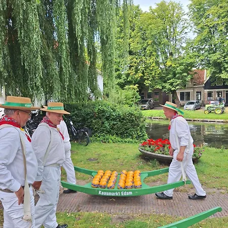 Aan De Dijk 에담